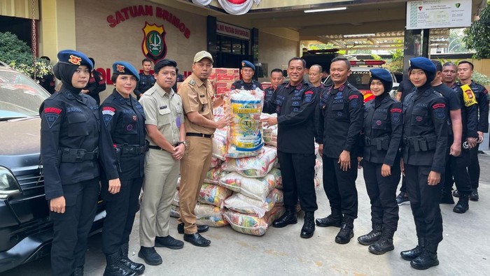 Brimob Polda Metro Jaya menyalurkan sembako kepada warga di sekitar markas Kwitang, Selasa (2/9/2025).