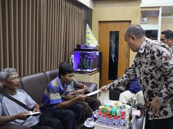 Bupati Banyumas memberi bantuan uang ke tukang sol sepatu yang jadi korban penjarahan saat aksi massa berakhir ricuh, Selasa (2/9/2025).