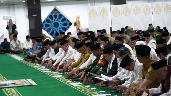 Bupati Bogor Rudy Susmanto bersama Forum Koordinasi Pimpinan Daerah (Forkopimda), Ormas Islam, ulama, jajaran Pemerintah Kabupaten Bogor menggelar Istighosah Kebangsaan di Masjid Baitul Faidzin.