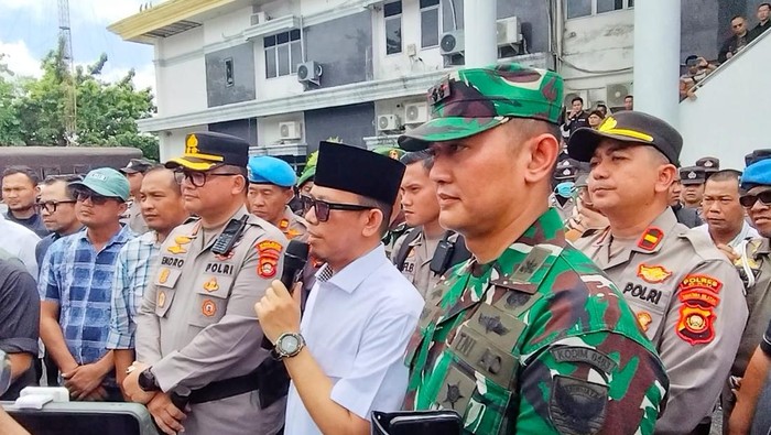 Bupati Teddy menemui massa aksi yang menggelar demo di gedung DPRD OKU