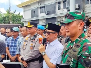Bupati Teddy Temui Mahasiswa yang Gelar Aksi di DPRD OKU