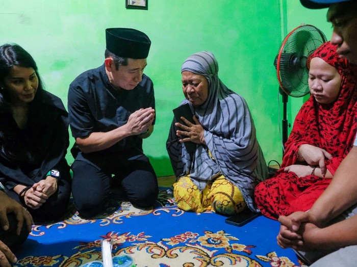 Anthony Tan, Group CEO & Co-Founder Grab secara simbolik menyerahkan santunan dan dukungan berkelanjutan kepada keluarga Almarhum Rusdamdiansyah yang menjadi korban insiden penyampaian sikap di Kota Makassar.