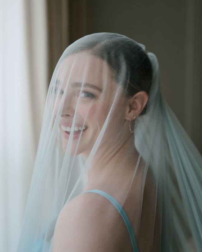 Chloë Grace Moretz resmi menikah dengan Kate Harrison. Perayaan cinta mereka digelar secara tertutup namun pemain Carrie tersebut membagikan gaun pengantinnya di Instagram. Foto: Instagram Chloë Grace Moretz