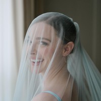 Chloë Grace Moretz resmi menikah dengan Kate Harrison. Perayaan cinta mereka digelar secara tertutup namun pemain Carrie tersebut membagikan gaun pengantinnya di Instagram. Foto: Instagram Chloë Grace Moretz