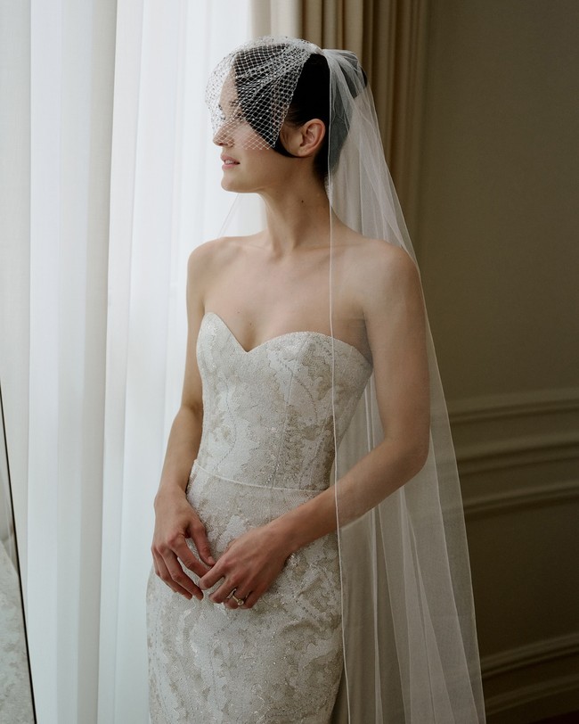 Kate sendiri memilih tampilan yang lebih tradisional dengan gaun putih meski hadir dengan motif. Foto: Instagram Chloë Grace Moretz