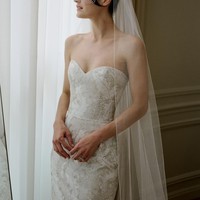 Kate sendiri memilih tampilan yang lebih tradisional dengan gaun putih meski hadir dengan motif. Foto: Instagram Chloë Grace Moretz