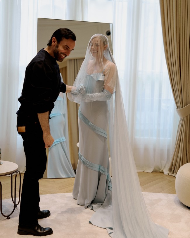 Dikatakan jika awalnya Chloe dan Kate tidak melihat satu sama lain dengan baju pengantin masing-masing sebelum hari pernikahan mereka.Foto: Instagram Chloë Grace Moretz