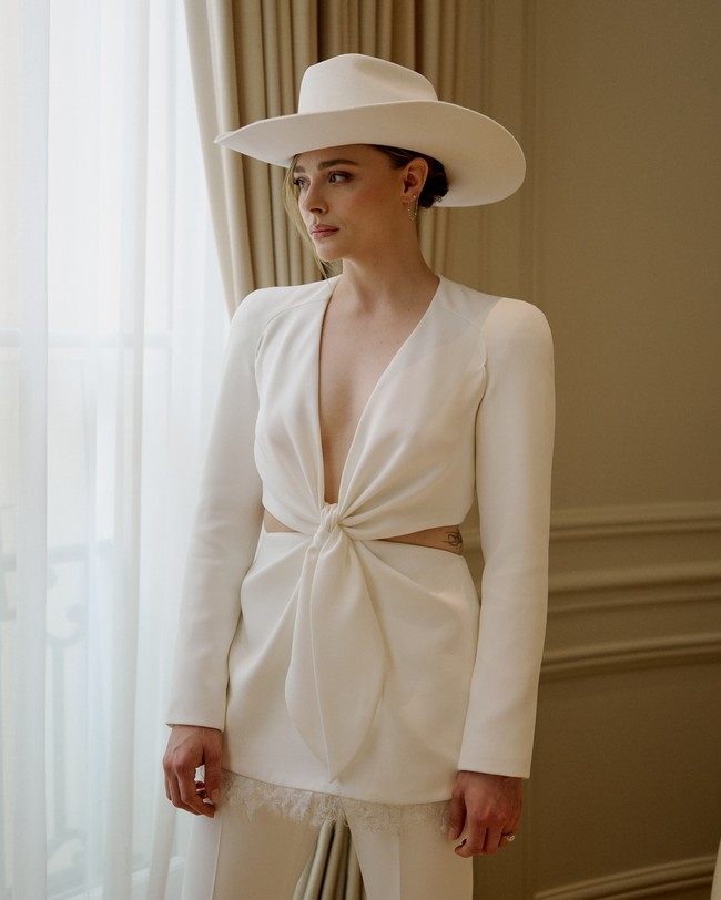 Adapun gaya Chloe untuk after party yang menampilkannya berpakaian serba putih dengan atasan berhias ikat dan cut out juga renda. Pilihan outfit pemain Diary of a Wimpy Kid itu menjadi unik dengan penambahan topi koboi. Foto: Instagram Chloë Grace Moretz