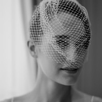 Baik Chloe maupun Kate sama-sama mengenakan gaun pengantin dengan veil saat menikah. Foto: Instagram Chloë Grace Moretz