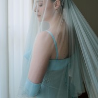 Dilansir Vogue, Chloe Grace Moretz yang mulai jadi aktris sejak remaja mengunggah sesi fitting gaun pengantinnya bersama pasangan. Wanita 27 tahun tersebut menampilkan baju-baju cantik yang dipakainya dan Kate di hari bahagia mereka. Foto: Instagram Chloë Grace Moretz