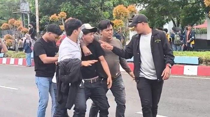 Mahasiswa diamankan polisi karena kedapatan membawa batu dan besi saat demo di DPRD Provinsi Bengkulu