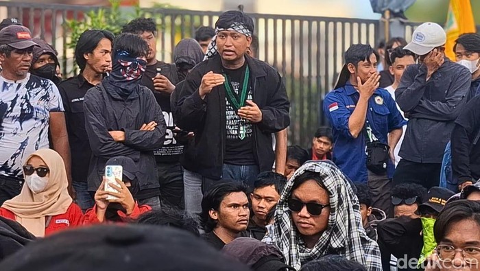 Muammar (ikat kepala) saat melakukan orasi di Gedung DPRD Kota Tarakan, Senin (1/9/2025).