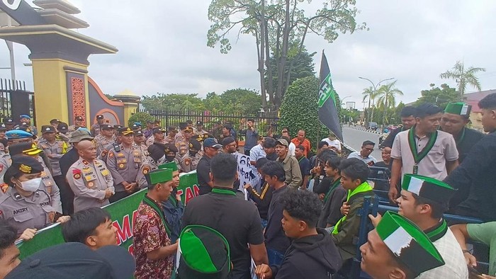 Demo massa HMI di Polda Riau, Selasa (2/9/2025) berlangsung damai.