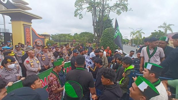 Demo massa HMI di Polda Riau, Selasa (2/9/2025) berlangsung damai.