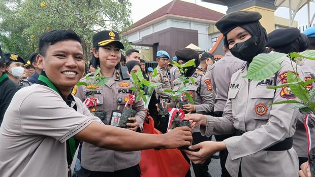 Demo massa HMI di Polda Riau, Selasa (2/9/2025) berlangsung damai.