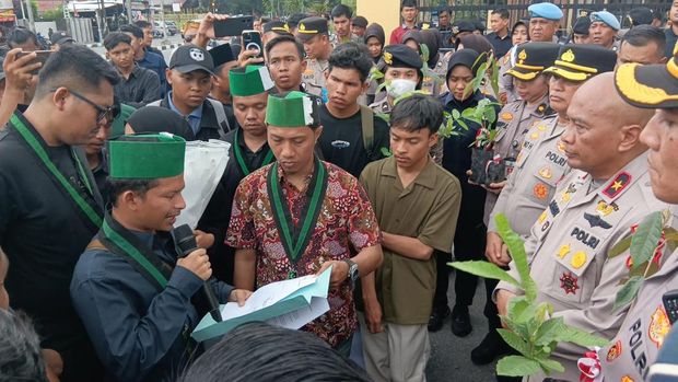 Demo massa HMI di Polda Riau, Selasa (2/9/2025) berlangsung damai.