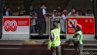 Warga yang menerima bunga pun mengaku tersentuh. Mereka mendukung inisiatif para pengemudi ojol karena dinilai membawa pesan positif untuk seluruh masyarakat.