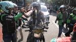 Driver Ojol Bagikan Bunga Saat Aksi Damai di Monas