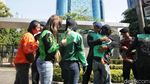 Driver Ojol Bagikan Bunga Saat Aksi Damai di Monas