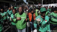 Menurut mereka, langkah sederhana ini menjadi pesan kuat bahwa persatuan jauh lebih penting dibandingkan perpecahan. Damai dinilai mampu menyuarakan aspirasi tanpa menimbulkan korban maupun kerusakan.