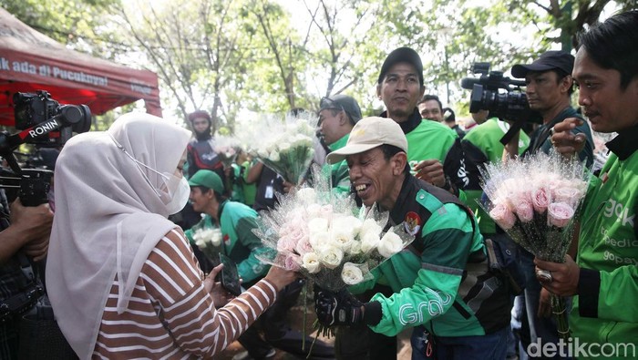 Driver Ojol Bagikan Bunga Saat Demo Damai di Monas Ratusan driver ojol membagikan bunga kepada warga dan aparat TNI-Polri saat aksi damai di kawasan Monas, Jakarta, Selasa (2/9/2025). Aksi ini berlangsung tertib dan penuh kehangatan.