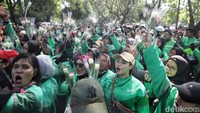 Melalui aksi berbagi bunga ini, driver ojol berharap perdamaian bisa terus digaungkan. Mereka mengajak seluruh elemen masyarakat memilih jalan damai dalam menyampaikan perbedaan pendapat.