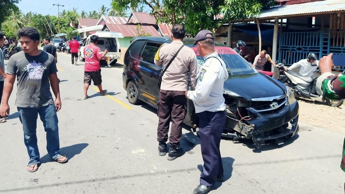 Dua pelajar berboncengan motor tabrakan dengan mobil di Majene.