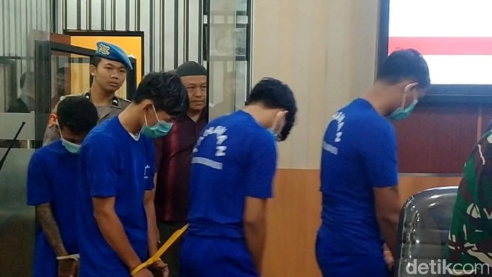 Empat tersangka dihadirkan Polres Pekalongan Kota saat jumpa pers terkait kerusuhan di kantor DPRD dan Pemkot Pekalongan, Selasa (2/9/2025).