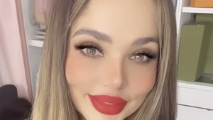 Esmeralda dikenal sering memamerkan tas mewah, mobil keren, dan liburan mahal. Foto: TikTok/Esmeralda Ferrer