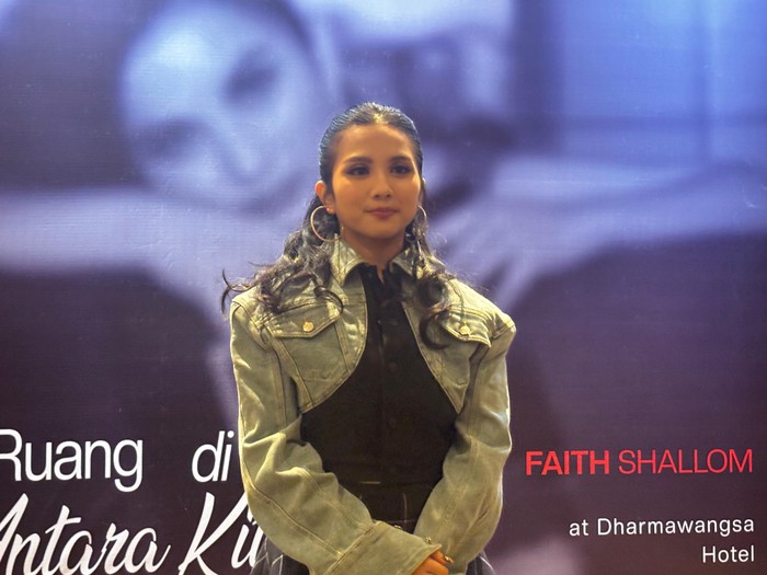 Faith Shallom Penyanyi remaja Faith Shallom, atau Fay, debut dengan single Antara Kita. Berharap musiknya bisa memperkenalkan Indonesia ke dunia.
