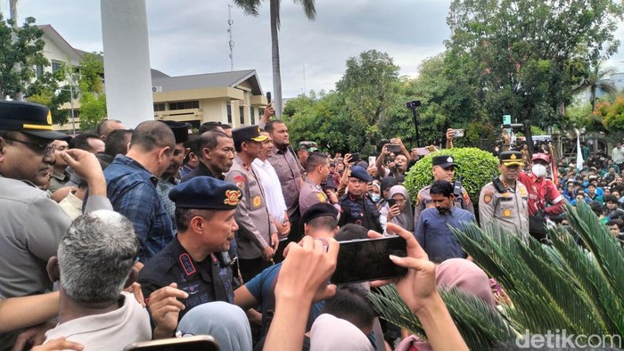 Foto: Zulfadli (jaket hitam) di samping Kapolda Aceh Brigjen Marzuki saat menemui pendemo (Foto: Agus Setyadi/detikSumut)