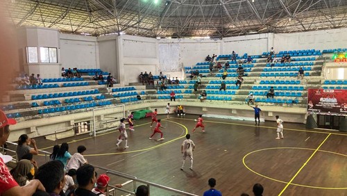 Pertandingan final futsal antara Kota Denpasar (jersey merah) melawan Kabupaten Badung dalam final Porprov Bali XVI/2025, Selasa (2/9/2025) di GOR Lila Bhuana, Denpasar.