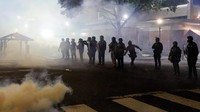Para pengunjuk rasa menilai kebijakan imigrasi yang diberlakukan Trump diskriminatif dan tidak manusiawi, terutama terhadap para pencari suaka serta keluarga imigran yang ditahan di fasilitas ICE. Beberapa peserta aksi membawa spanduk bertuliskan “No Human is Illegal” dan “Abolish ICE”. REUTERS/John Rudoff