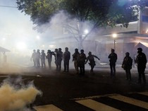 Gas Air Mata Warnai Demo Tolak Kebijakan Imigrasi Trump di Portland