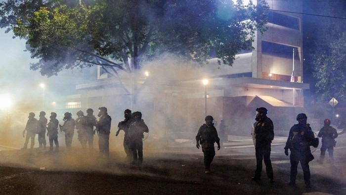 Gas Air Mata Warnai Demo Tolak Kebijakan Imigrasi Trump di Portland Suasana tegang mewarnai aksi protes terhadap kebijakan imigrasi pemerintahan Presiden Amerika Serikat Donald Trump di Portland, Oregon, Senin (1/9/2025). Ribuan demonstran berkumpul di luar fasilitas penahanan milik Immigration and Customs Enforcement (ICE) untuk menyuarakan penolakan mereka. REUTERS/John Rudoff