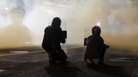 Ribuan demonstran berkumpul di luar fasilitas penahanan milik Immigration and Customs Enforcement (ICE) untuk menyuarakan penolakan mereka. Hingga larut malam, bentrokan kecil masih terjadi di sekitar lokasi protes. Meski begitu, para demonstran berjanji akan terus turun ke jalan hingga pemerintah mengubah kebijakan yang dianggap merugikan kelompok imigran. REUTERS/John Rudoff