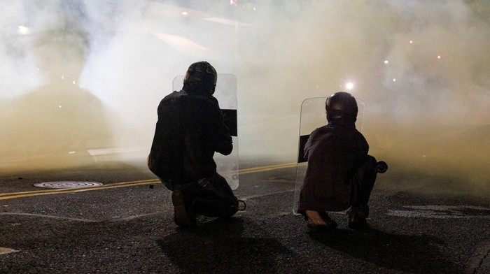 Gas Air Mata Warnai Demo Tolak Kebijakan Imigrasi Trump di Portland Suasana tegang mewarnai aksi protes terhadap kebijakan imigrasi pemerintahan Presiden Amerika Serikat Donald Trump di Portland, Oregon, Senin (1/9/2025). Ribuan demonstran berkumpul di luar fasilitas penahanan milik Immigration and Customs Enforcement (ICE) untuk menyuarakan penolakan mereka. REUTERS/John Rudoff