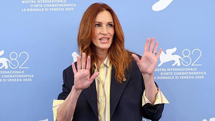 Gaya Julia Roberts di Venice Film Festival 2025 VENICE, ITALY - AUGUST 29: Julia Roberts attends the After The Hunt photocall during the 82nd Venice International Film Festival on August 29, 2025 in Venice, Italy. (Photo by Elisabetta A. Villa/Getty Images)