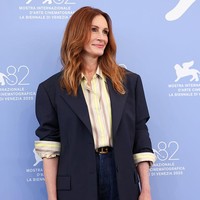 Permintaan itu pun dikabulkan, dan Stewart memastikan tampilan kembaran tersebut terwujud. Stewart kemudian membagikan potret Seyfried dengan caption, “Terima kasih Julia Roberts atas kemurahan hati dan semangat keberlanjutannya. Berbagi itu peduli.” Unggahan itu langsung disambut antusias penggemar yang menyebut momen ini sebagai versi high fashion dari film ‘Sisterhood of the Traveling Pants’. (Foto: Stefania DAlessandro/WireImage)