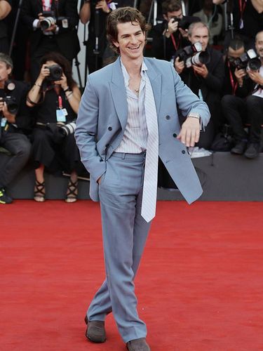 Gaya Serasi Andrew Garfield dan Monica Barbaro di Venice Film Festival 2025 VENICE, ITALY - AUGUST 29: Andrew Garfield attends the