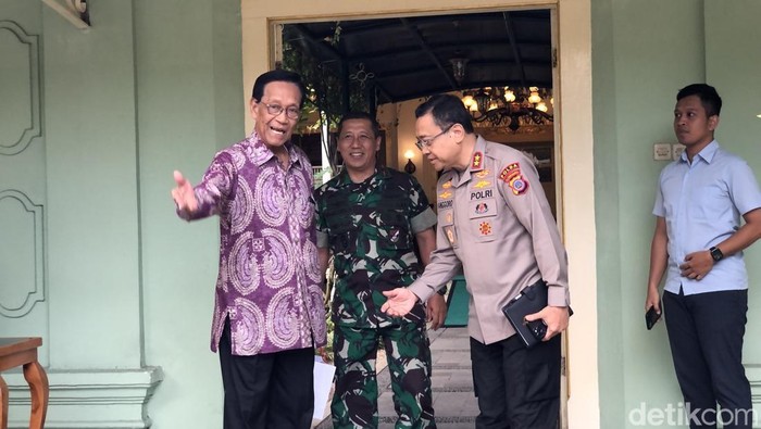 Gubernur DIY Sri Sultan Hamengku Buwono X memanggil Kapolda DIY Irjen Anggoro Sukartono dan Komandan Korem 072/Pamungkas Brigjen TNI Bambang Sujarwo di Kompleks Kepatihan Jogja, Selasa (2/9/2025).