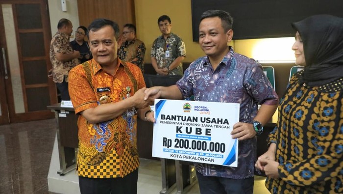Gubernur Jateng Ahmad Luthfi saat menyerahkan bankeu dari Pemprov Jateng yang diterima secara simbolis oleh Wali Kota Pekalongan, Achmad Afzan Arslan Djunaid, di kantor Bappeda Kota Pekalongan, Selasa (2/9/2025).