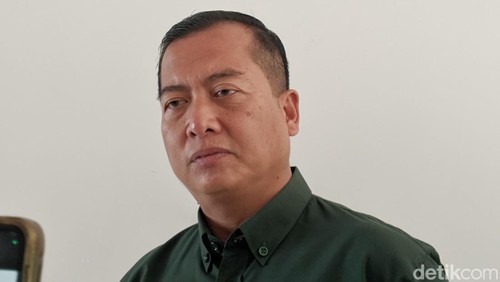 Gubernur NTB Lalu Muhamad Iqbal saat ditemui di depan ruangannya, Selasa (2/9/2025). (Ahmad Viqi/detikBali)