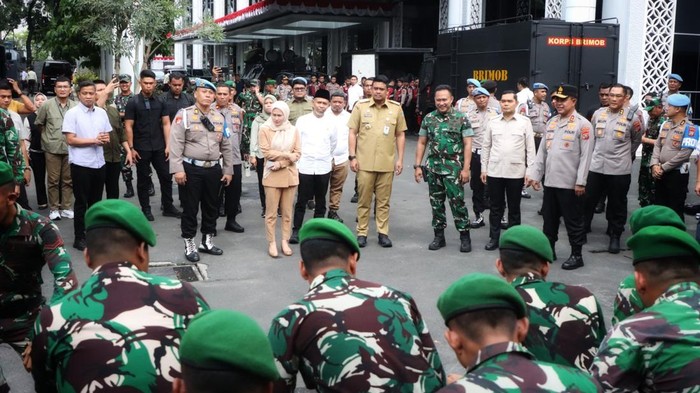 Gubsu Bobby Nasution saat mengecek personel pengamanan di DPRD Sumut