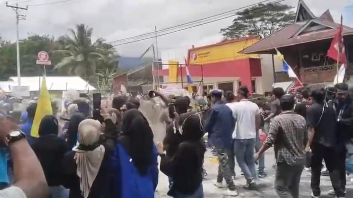 Aksi demonstrasi mahasiswa di Kantor Bupati Halmahera Selatan (Halsel), Maluku Utara, berlangsung ricuh.