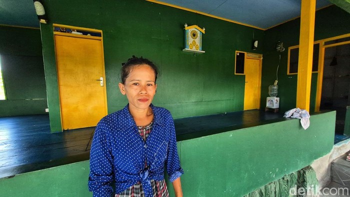 Iis di depan pondok tempat ia tinggal sementara
