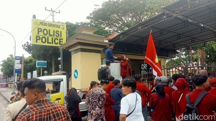 Sejumlah kader Ikatan Mahasiswa Muhammadiyah (IMM) Gorontalo menggeruduk Mapolda Gorontalo buntut 11 mahasiswa diamankan saat demo ricuh di Bundaran Perlimaan Telaga.