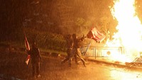 Menteri Dalam Negeri Tito Karnavian melaporkan bahwa sejak tanggal tersebut terdapat 107 titik aksi di 32 provinsi yang berujung ricuh, termasuk di Jakarta. Demonstrasi yang semula damai berubah menjadi vandalisme dan pembakaran, merusak beragam sarana publik. REUTERS/Willy Kurniawan  