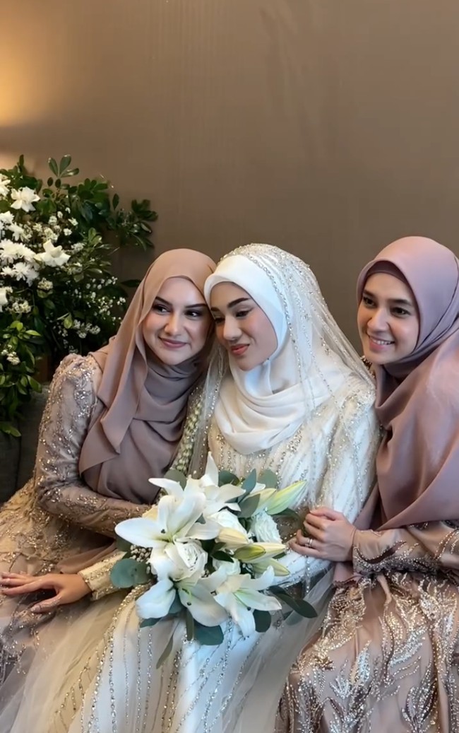 Sahabat Irish Bella dan Dhini Aminarti, Clara Shinta, baru saja resmi menikah dengan Muhammad Alexander Assad. Di acara pernikahan tersebut Irish dan Dhini yang hadir sebagai bridesmaid tampil kembar dengan busana seragaman. Foto: Instagram/@dhiniaminarti