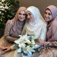 Sahabat Irish Bella dan Dhini Aminarti, Clara Shinta, baru saja resmi menikah dengan Muhammad Alexander Assad. Di acara pernikahan tersebut Irish dan Dhini yang hadir sebagai bridesmaid tampil kembar dengan busana seragaman. Foto: Instagram/@dhiniaminarti